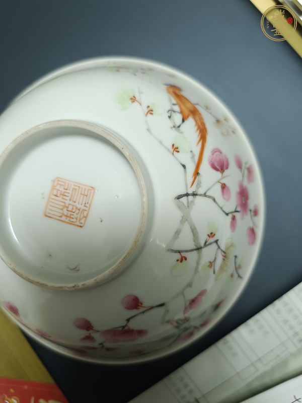 古玩陶瓷粉彩花鳥紋茶碗真品鑒賞圖