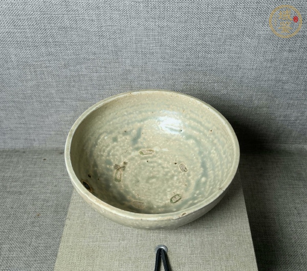 古玩陶瓷岳州窯青釉茶碗真品鑒賞圖