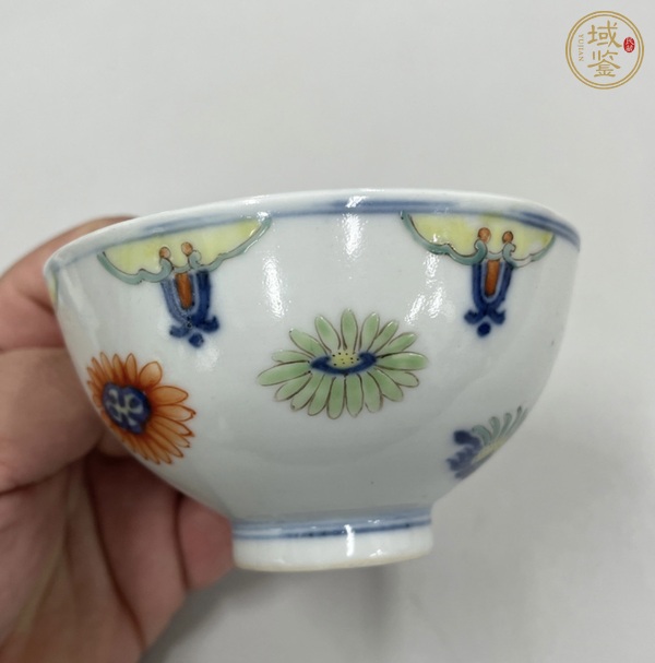 古玩陶瓷青花加彩花卉紋碗真品鑒賞圖