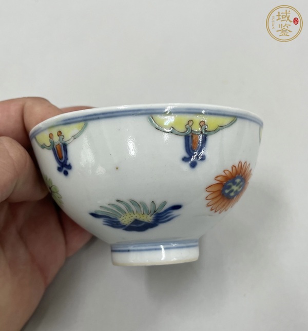 古玩陶瓷青花加彩花卉紋碗真品鑒賞圖