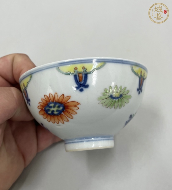 古玩陶瓷青花加彩花卉紋碗真品鑒賞圖