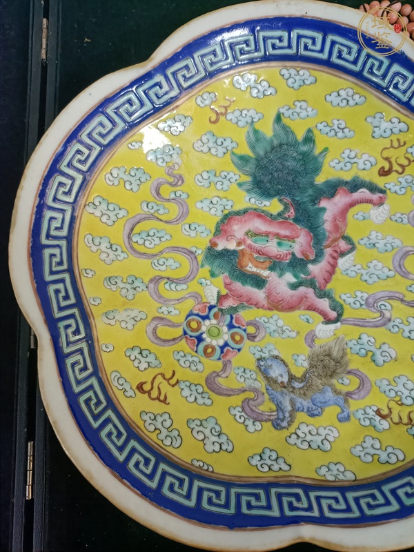 古玩陶瓷獅紋粉彩盤真品鑒賞圖