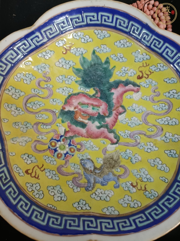 古玩陶瓷獅紋粉彩盤真品鑒賞圖