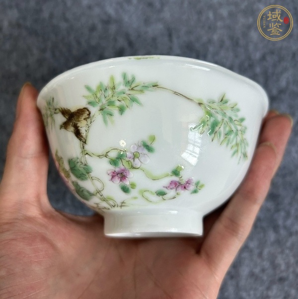 古玩陶瓷粉彩花鳥(niǎo)紋茶碗真品鑒賞圖