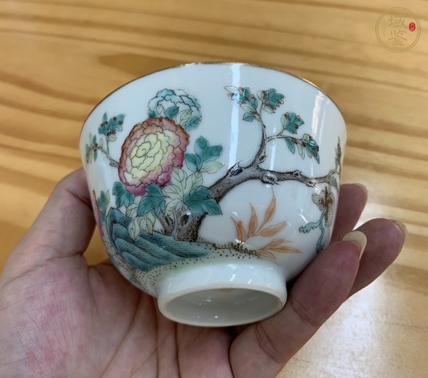 古玩陶瓷粉彩蝶戀花紋茶碗真品鑒賞圖