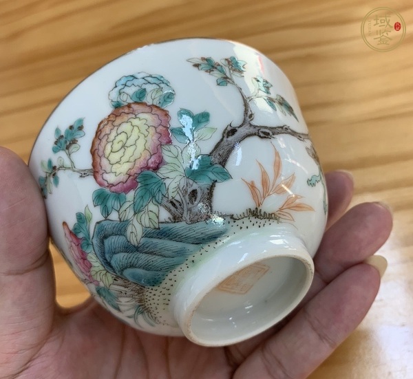 古玩陶瓷粉彩蝶戀花紋茶碗真品鑒賞圖