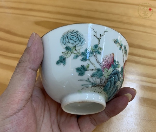 古玩陶瓷粉彩蝶戀花紋茶碗真品鑒賞圖