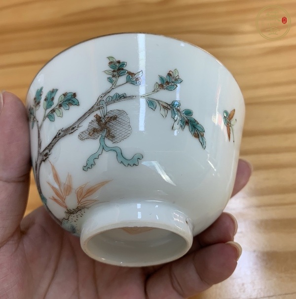 古玩陶瓷粉彩蝶戀花紋茶碗真品鑒賞圖