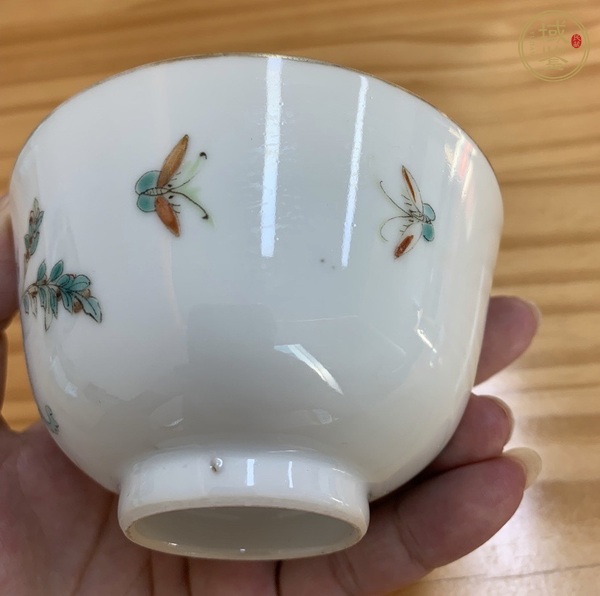 古玩陶瓷粉彩蝶戀花紋茶碗真品鑒賞圖