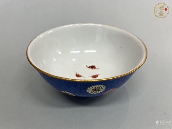 古玩陶瓷藍(lán)地軋道粉彩花卉蝠紋茶碗真品鑒賞圖