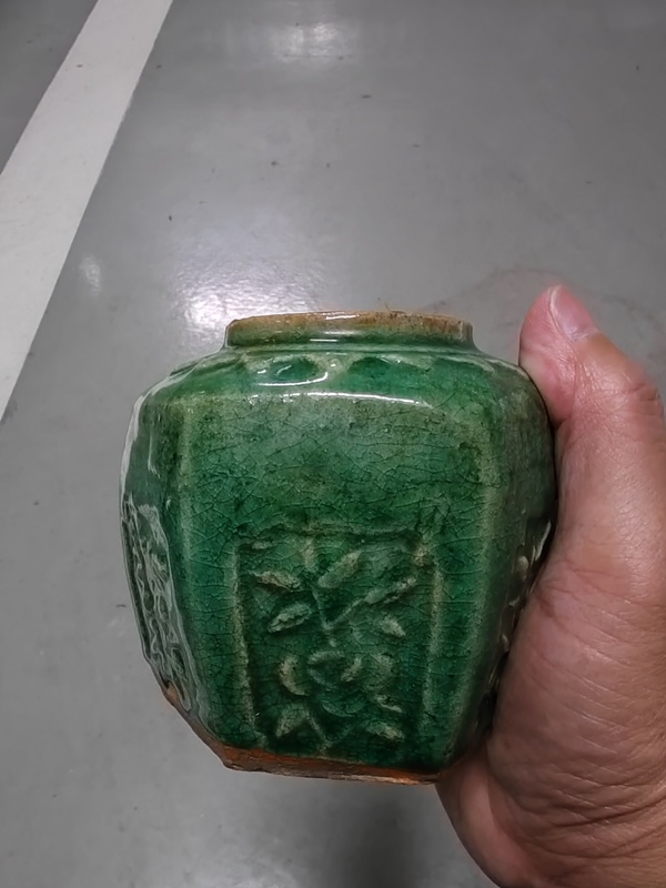 古玩轉(zhuǎn)賣綠釉印花小罐拍賣,當(dāng)前價(jià)格9800元