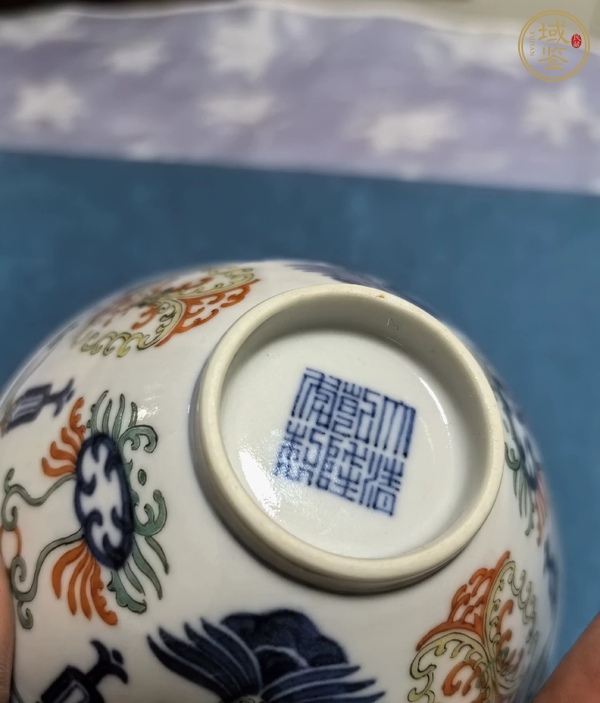 古玩陶瓷斗彩忍冬紋茶碗真品鑒賞圖