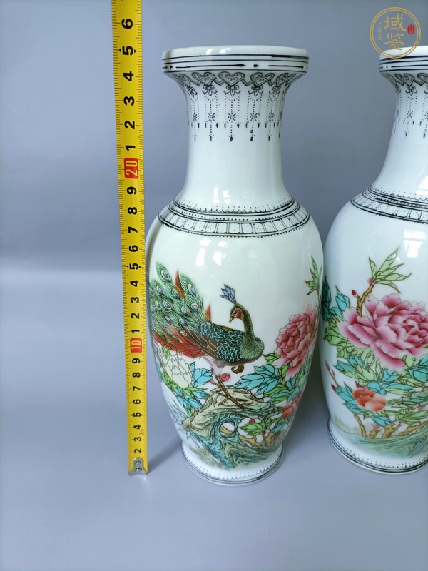 古玩陶瓷粉彩孔雀花卉紋瓶真品鑒賞圖