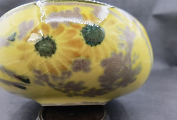 古玩陶瓷日本大正黃釉彩繪鳳紋茶碗拍賣,當(dāng)前價格380元