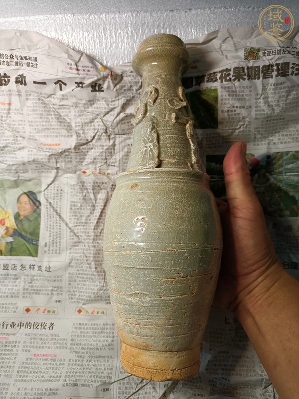 古玩陶瓷青白釉貼塑人物紋長(zhǎng)頸瓶真品鑒賞圖