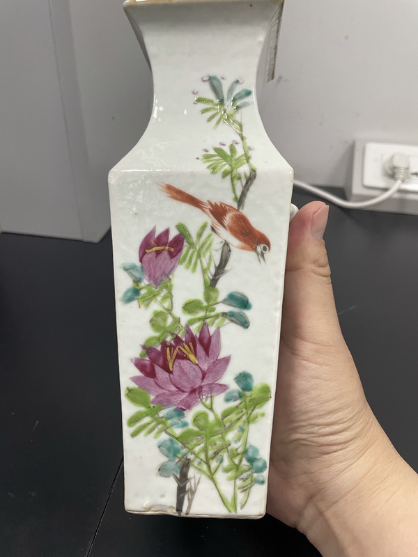 古玩陶瓷清末民初·御窯畫(huà)師張子英淺絳彩花鳥(niǎo)詩(shī)文獅耳四方瓶拍賣(mài),當(dāng)前價(jià)格3680元