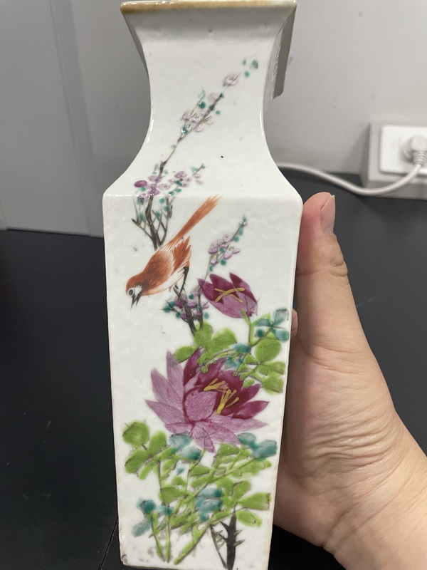 古玩陶瓷清末民初·御窯畫(huà)師張子英淺絳彩花鳥(niǎo)詩(shī)文獅耳四方瓶拍賣(mài),當(dāng)前價(jià)格3680元