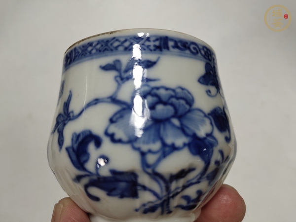 古玩陶瓷青花花卉蝴蝶紋把杯真品鑒賞圖