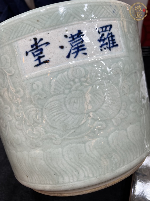 古玩陶瓷豆青釉青花刻花筒式爐真品鑒賞圖