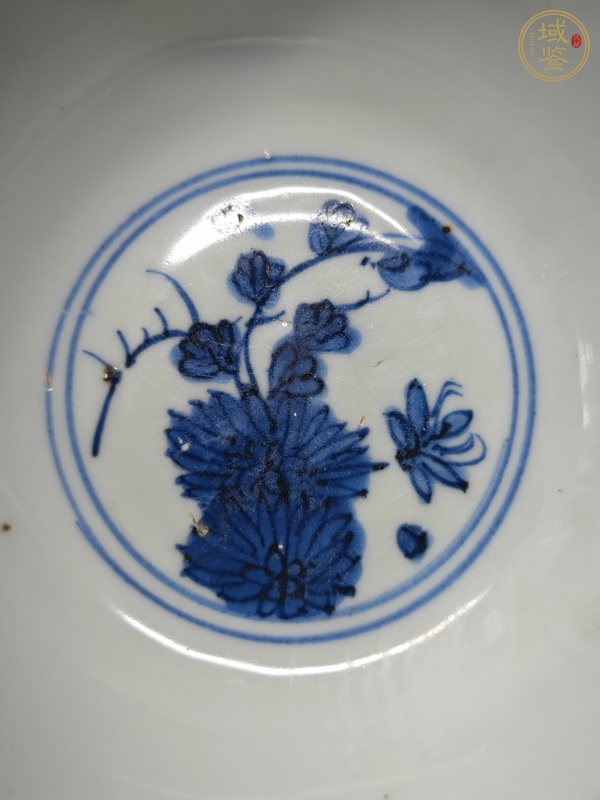 古玩陶瓷青花花蝶紋暗刻茶碗真品鑒賞圖