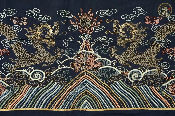 古玩雜項(xiàng)刺繡膝欄真品鑒賞圖