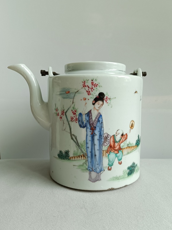 古玩陶瓷粉彩教子圖人物紋提梁壺拍賣,當(dāng)前價(jià)格998元