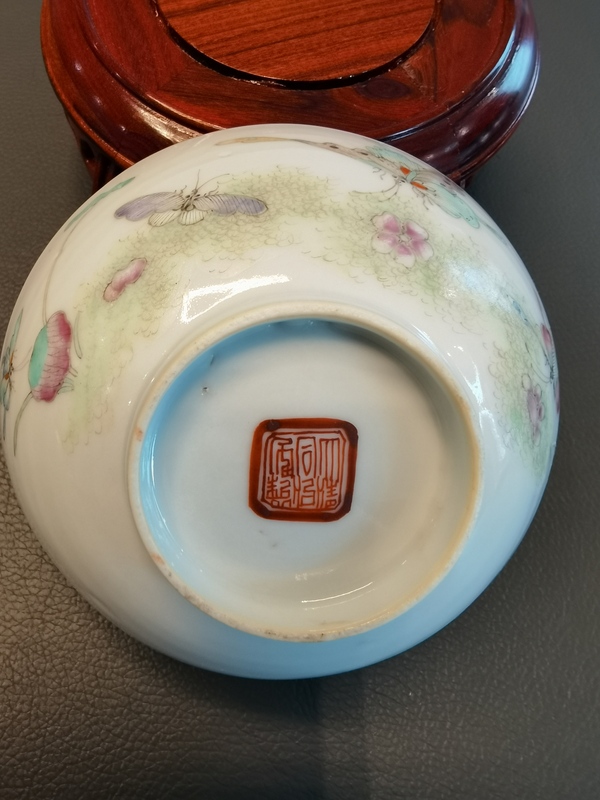古玩陶瓷大清同治年製官窯本朝款粉彩蝶戀花紋茶碗拍賣,當前價格2180元