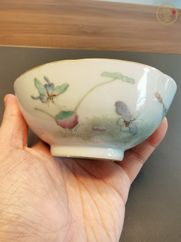 古玩陶瓷粉彩蝶戀花紋茶碗真品鑒賞圖