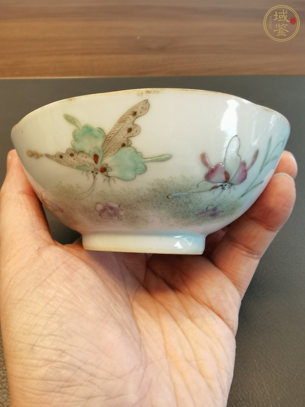 古玩陶瓷粉彩蝶戀花紋茶碗真品鑒賞圖