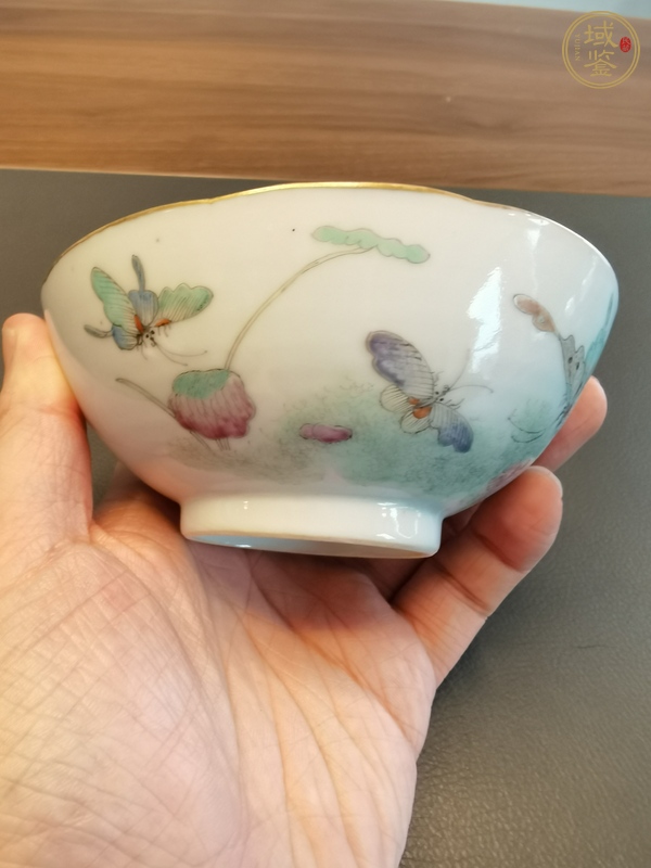 古玩陶瓷粉彩蝶戀花紋茶碗真品鑒賞圖