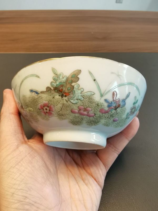 古玩陶瓷大清同治年製官窯本朝款粉彩蝶戀花紋茶碗拍賣,當前價格2600元