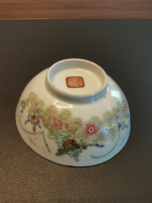 古玩陶瓷大清同治年製官窯本朝款粉彩蝶戀花紋茶碗拍賣,當前價格2600元