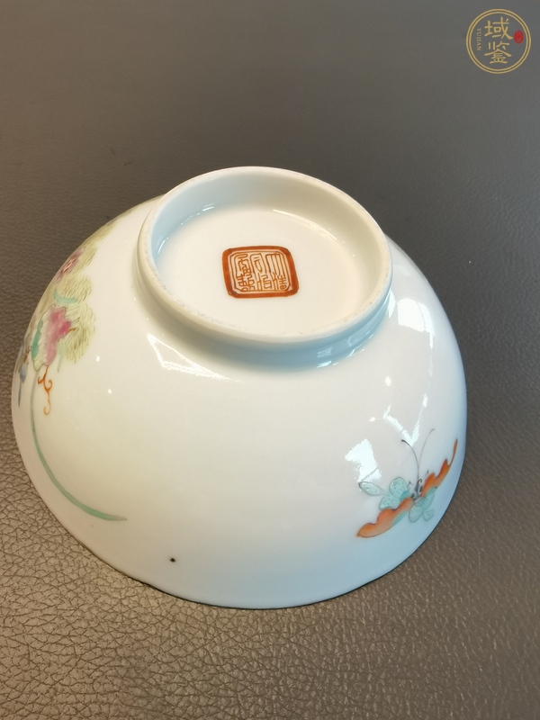 古玩陶瓷粉彩蝶戀花紋茶碗真品鑒賞圖