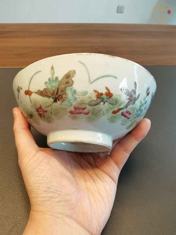 古玩陶瓷粉彩蝶戀花紋茶碗真品鑒賞圖