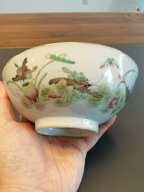 古玩陶瓷粉彩蝶戀花紋茶碗真品鑒賞圖