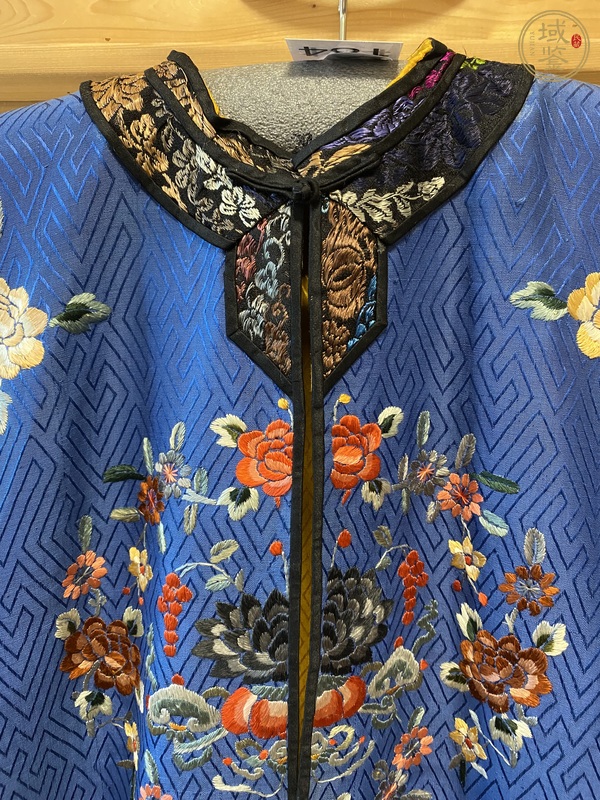 古玩雜項(xiàng)刺繡女服真品鑒賞圖