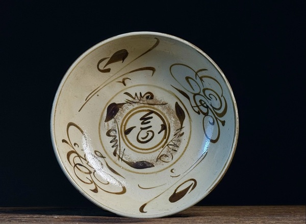 古玩轉(zhuǎn)賣元代磁州窯白地黑花“花”字款大碗（精品）拍賣，當(dāng)前價(jià)格2500元