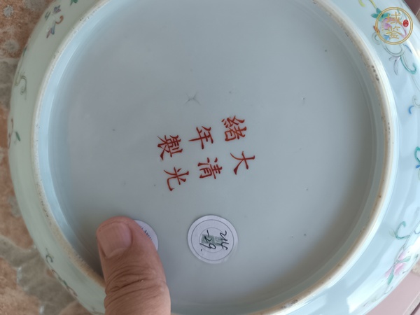 古玩陶瓷需上手，清光緒風(fēng)格，粉彩花鳥(niǎo)紋盤(pán)真品鑒賞圖