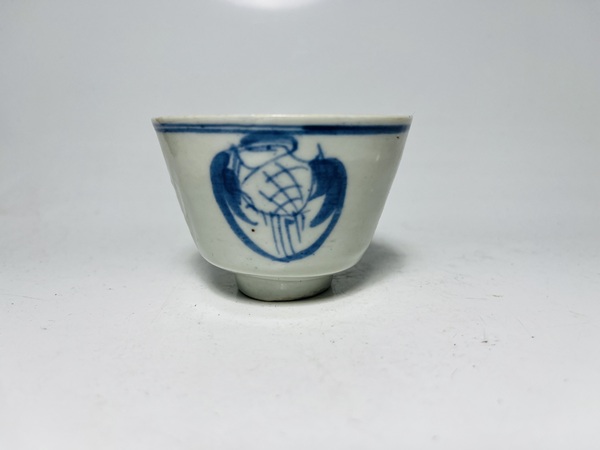古玩陶瓷青花團鶴紋壓手杯拍賣,當前價格0元