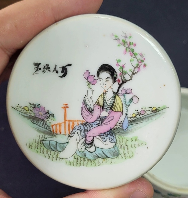 古玩轉(zhuǎn)賣民國粉彩桃花美女節(jié)盒拍賣，當(dāng)前價(jià)格3913元