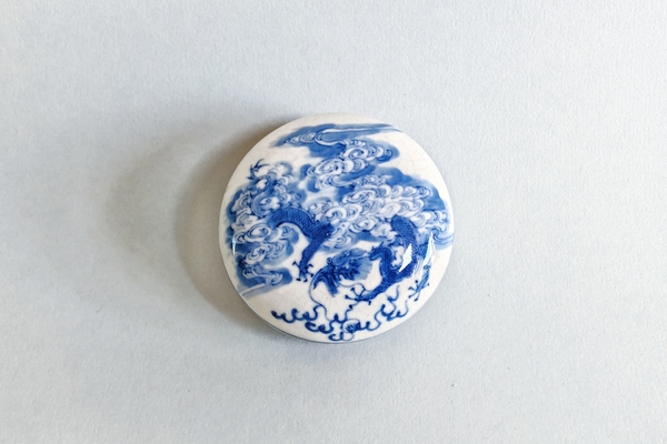 古玩陶瓷清中晚期·漿胎煨瓷青花云龍紋印尼盒拍賣,當前價格8888元