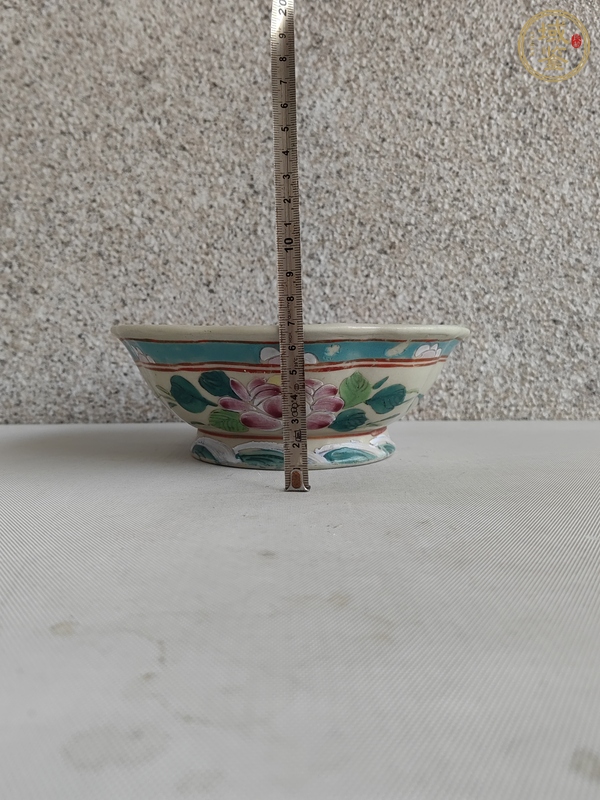 古玩陶瓷花卉紋粉彩碗真品鑒賞圖