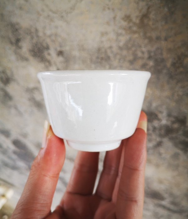 古玩陶瓷清代.甜白釉唇口杯拍賣,當前價格980元