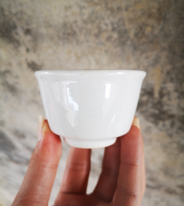 古玩陶瓷清代.甜白釉唇口杯拍賣,當前價格980元
