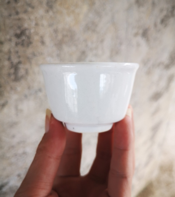 古玩陶瓷清代.甜白釉唇口杯拍賣,當前價格980元
