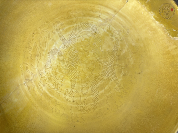 古玩陶瓷黄釉暗刻龙纹盘真品鉴赏图