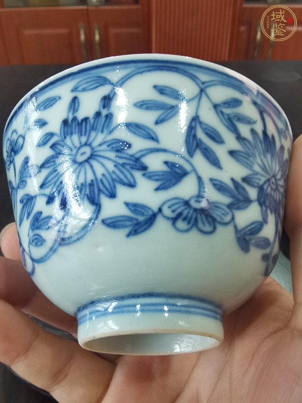 古玩陶瓷青花纏枝花卉紋茶碗真品鑒賞圖