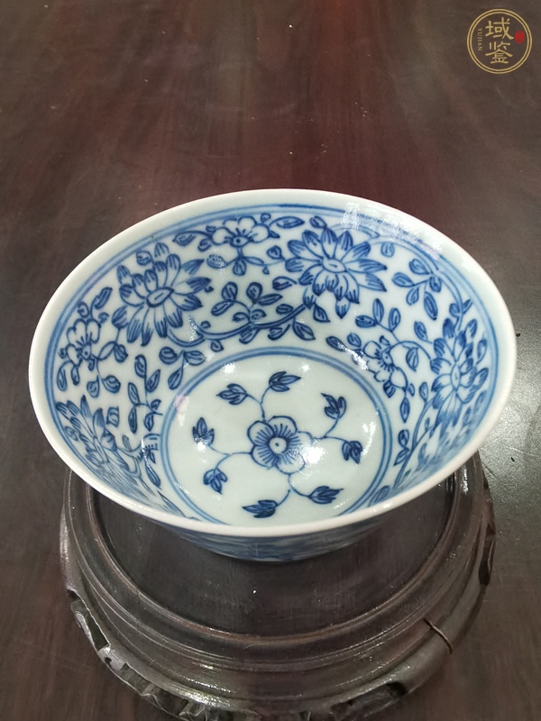 古玩陶瓷青花纏枝花卉紋茶碗真品鑒賞圖