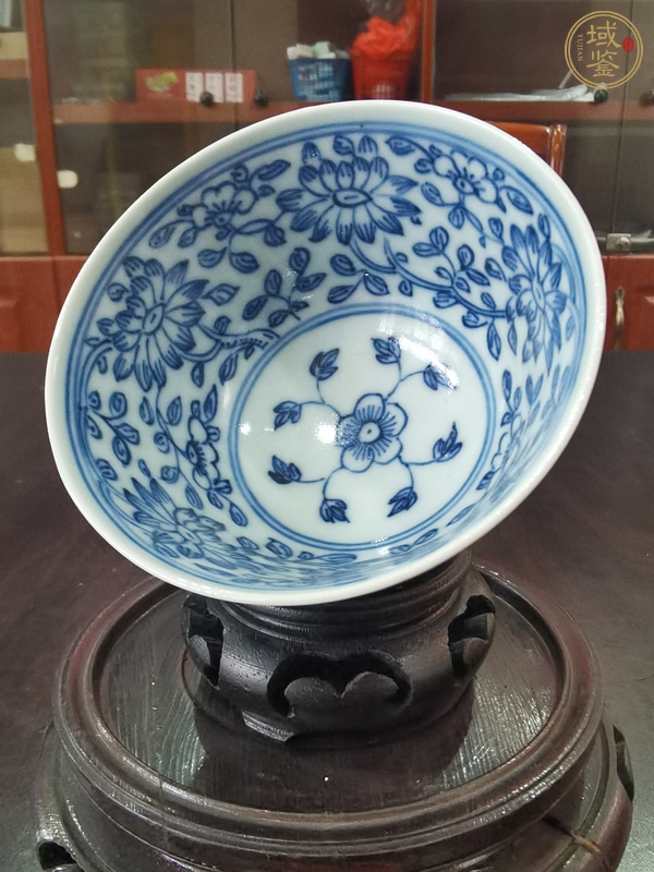 古玩陶瓷青花纏枝花卉紋茶碗真品鑒賞圖