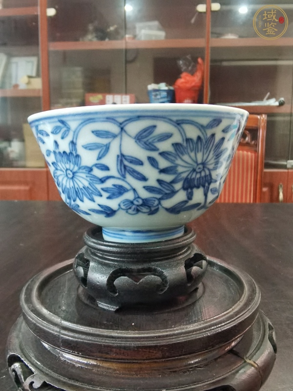 古玩陶瓷青花纏枝花卉紋茶碗真品鑒賞圖